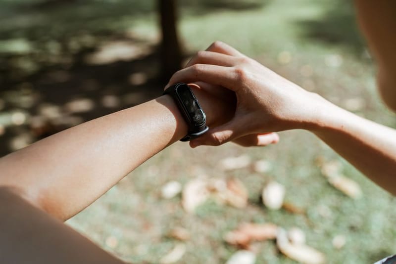 Smart Ring vs Fitness Tracker Band UK 2026